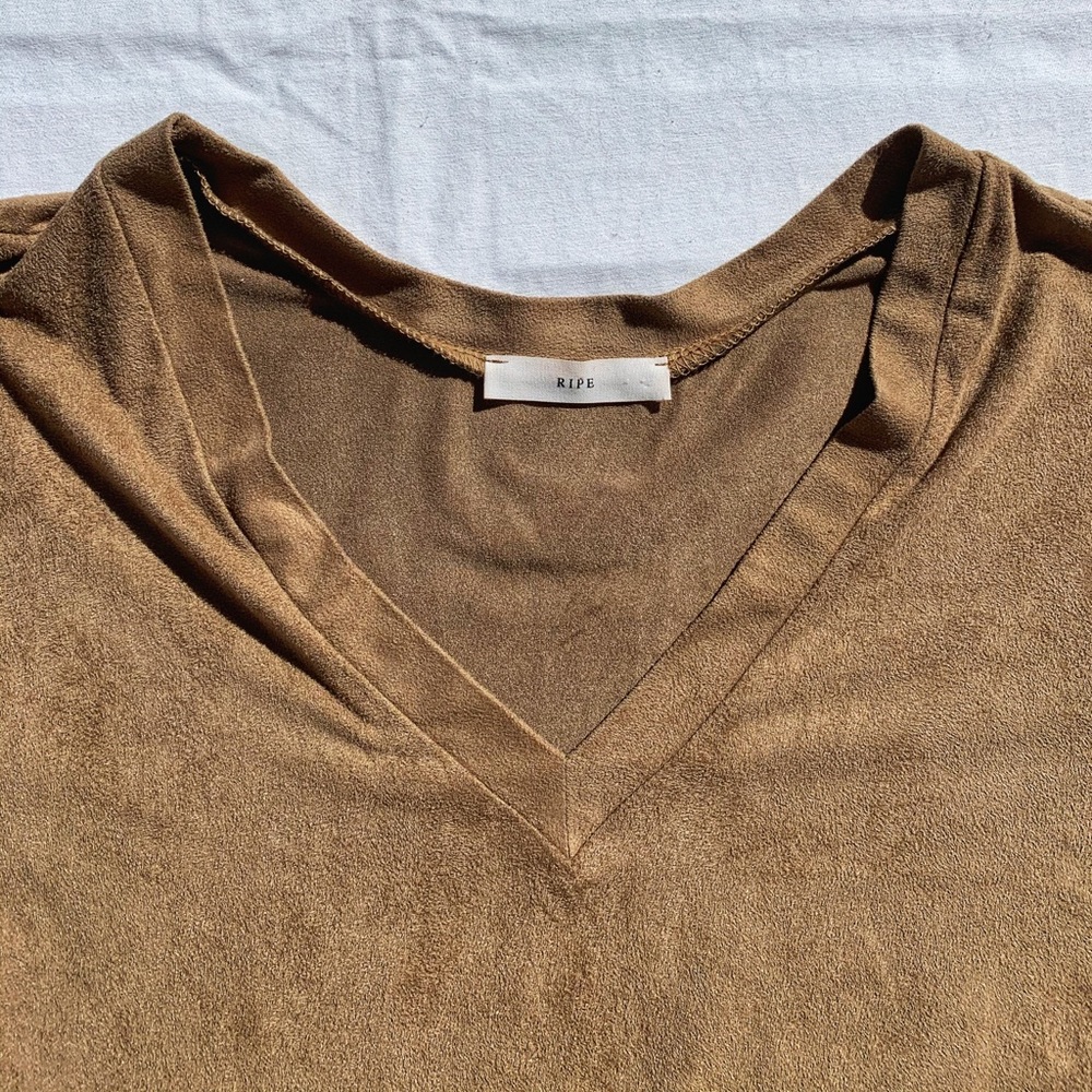 ☀️4/25 Ripe Suede-Look High/Low V-Neck Tee - Picture 5 of 11